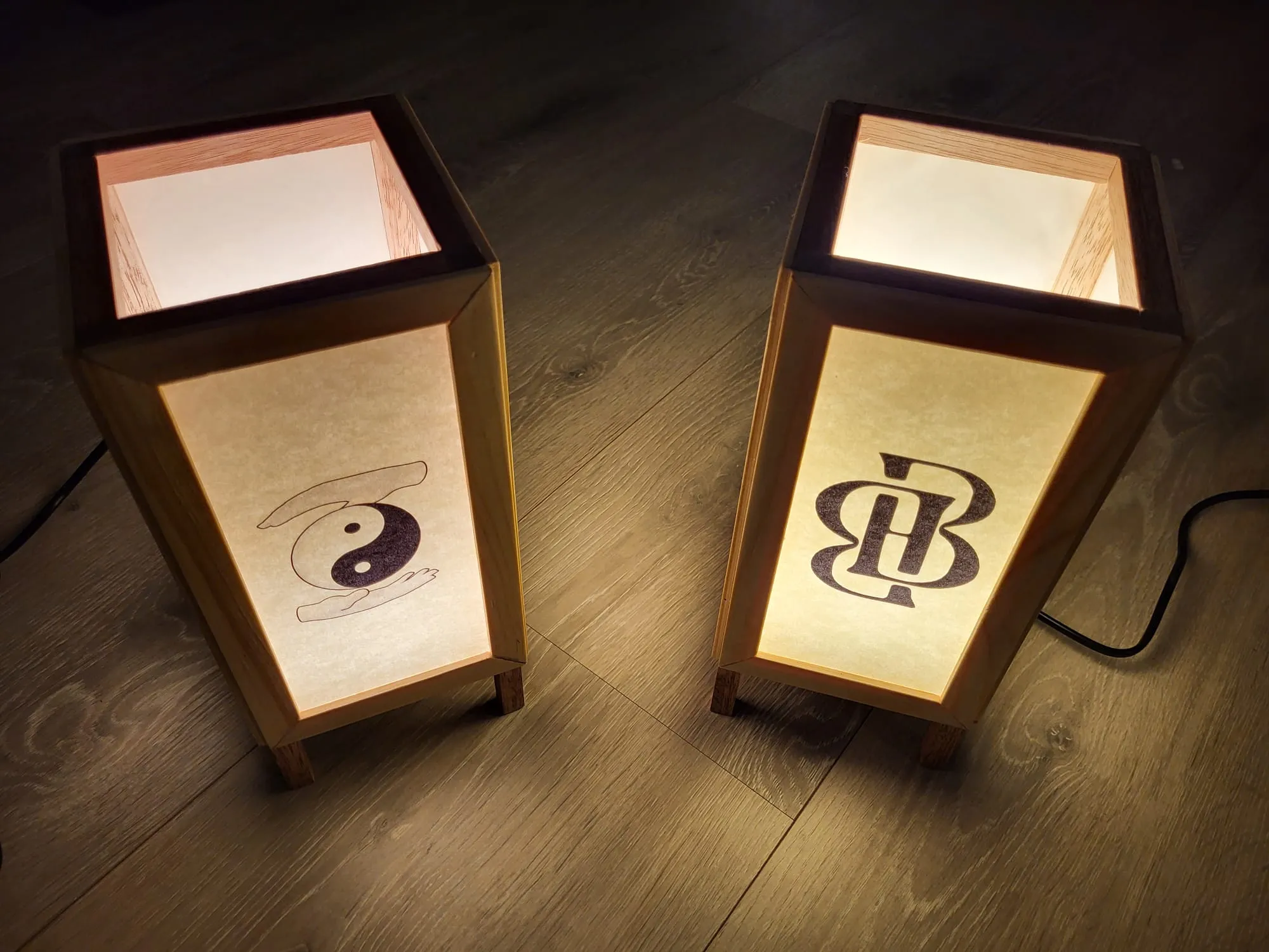 Twee lampen aan met persoonlijke logo's op het papier