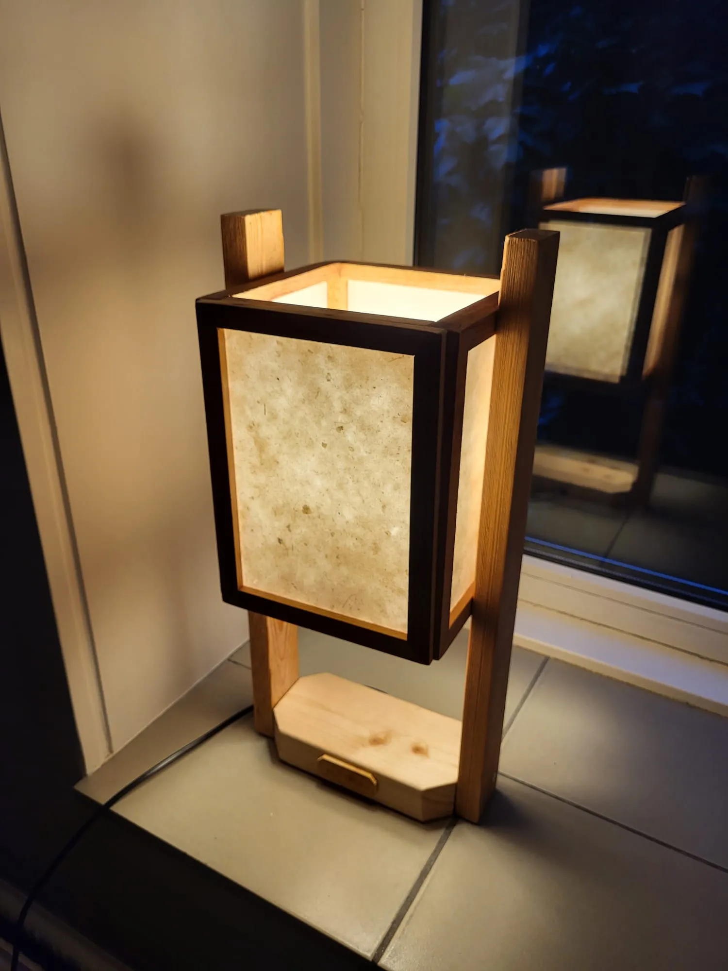 Japanse lamp aan, warm licht door rijstpapier